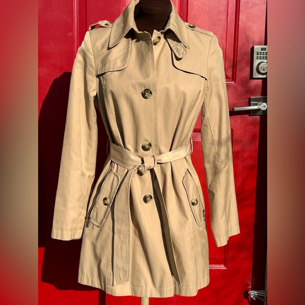 DKNY sSP classic tan short trench coat Fully lined!